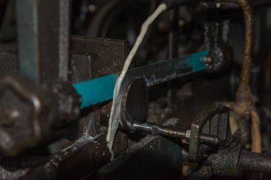 Bir metal kesme için çalışma kesmek Testere makinesi