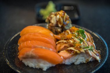 Farklı türde set: suşi Japon yemekleri