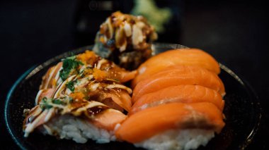 Farklı türde set: suşi Japon yemekleri