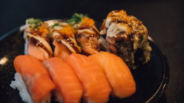 Farklı türde set: suşi Japon yemekleri