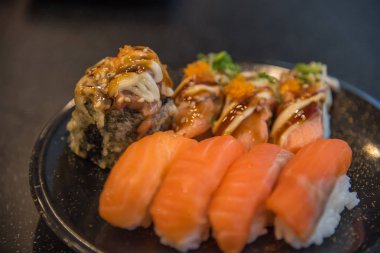 Farklı türde set: suşi Japon yemekleri