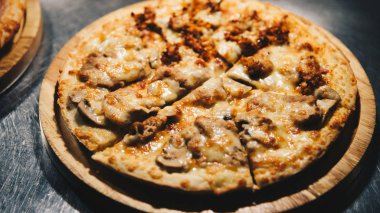 Pizza üzerinde ahşap daire kurulunda görev yapmaktadır.