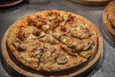Pizza üzerinde ahşap daire kurulunda görev yapmaktadır.