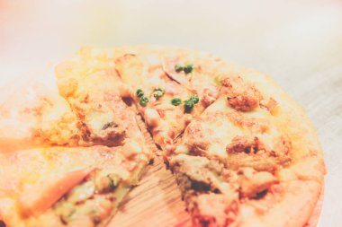 Pizza üzerinde ahşap daire kurulunda görev yapmaktadır.