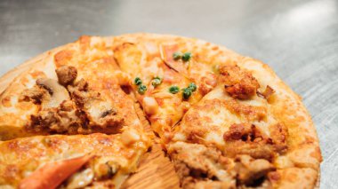 Pizza üzerinde ahşap daire kurulunda görev yapmaktadır.