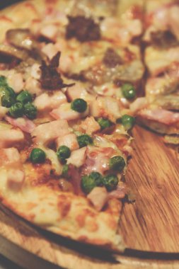 Pizza üzerinde ahşap daire kurulunda görev yapmaktadır.