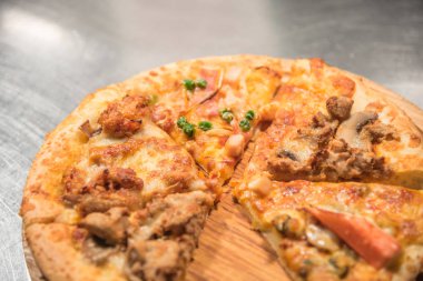 Pizza üzerinde ahşap daire kurulunda görev yapmaktadır.