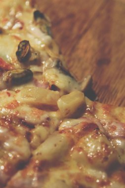 Pizza üzerinde ahşap daire kurulunda görev yapmaktadır.