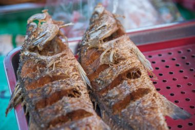 Kızarmış Balık zerdeçal ve pazarda sarımsak ile