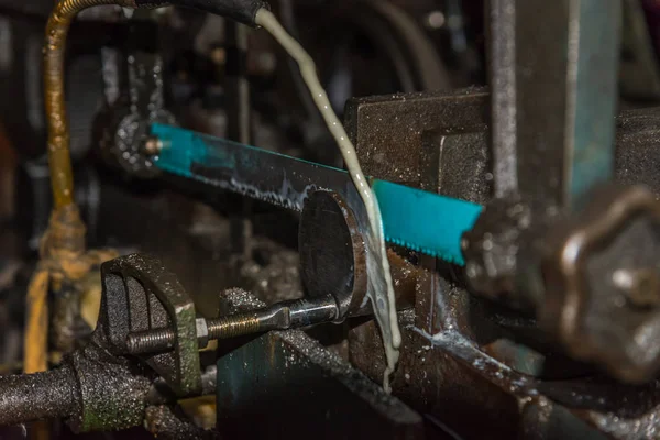 Bir metal kesme için çalışma kesmek Testere makinesi