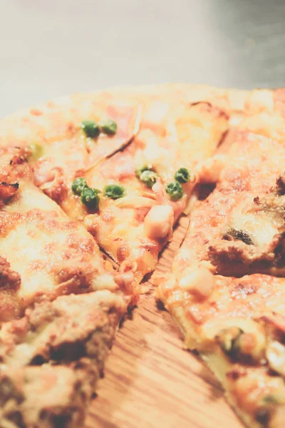 Pizza üzerinde ahşap daire kurulunda görev yapmaktadır.