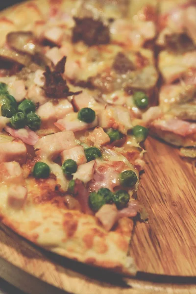 Pizza üzerinde ahşap daire kurulunda görev yapmaktadır.