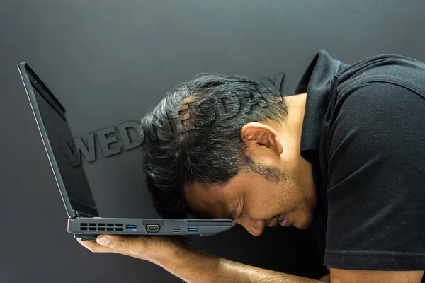 Asiate hält Computer-Notizbuch in Stressgeste — Stockfoto
