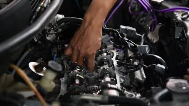 Araç garaj, onarım için bir araba motoru kontrol