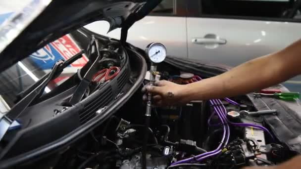 Controle van de motor van een auto voor reparatie bij auto garage — Stockvideo