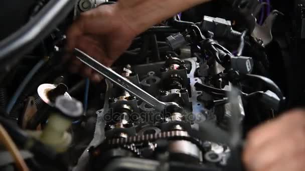 Überprüfung eines Automotors zur Reparatur in der Autowerkstatt — Stockvideo