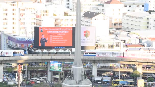 Cityscape e Monumento da Vitória — Vídeo de Stock