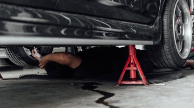 Araç garaj, onarım için bir araba motoru kontrol