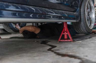 Araç garaj, onarım için bir araba motoru kontrol