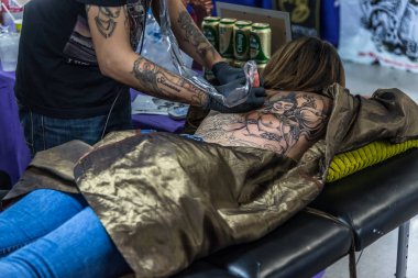 Dövme sanatçısı sanat vücut üzerinde çizim