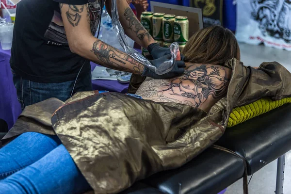 Dövme sanatçısı sanat vücut üzerinde çizim