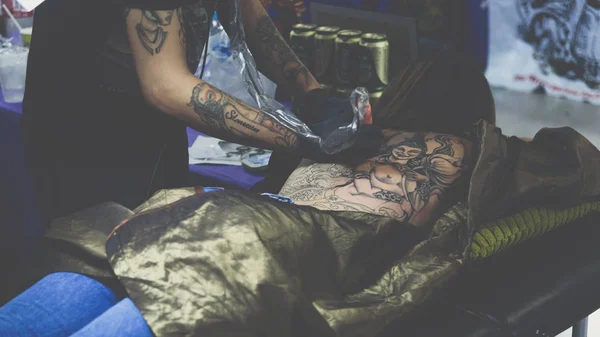 Tatuaje artista dibujo arte en el cuerpo —  Fotos de Stock