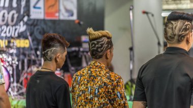 Kuaför Saç kesimi göstermek vintage saç modeli