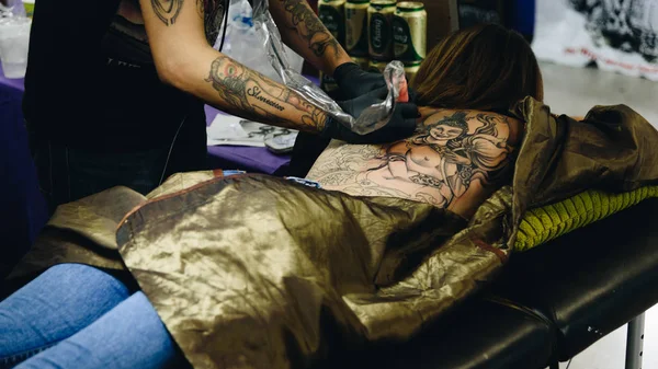 Tatuaggio artista disegno arte sul corpo — Foto Stock