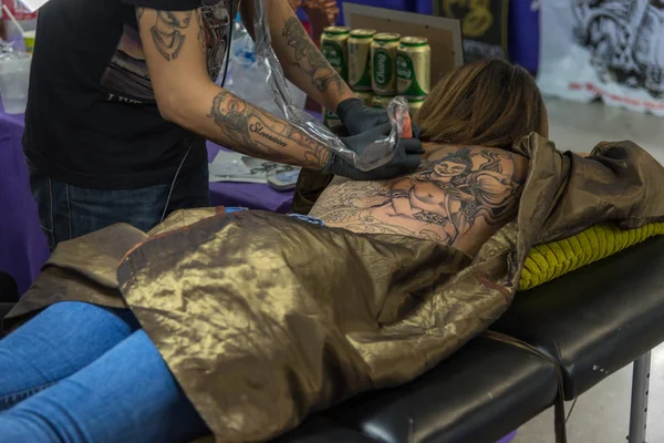 Tatuagem artista desenho arte no corpo — Fotografia de Stock