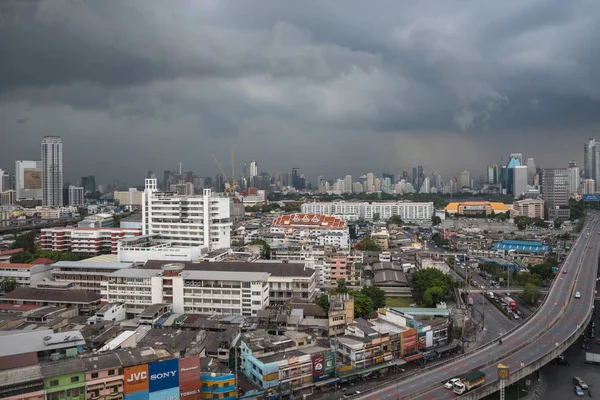 Panoráma města s budovou ve městě Bangkok — Stock fotografie