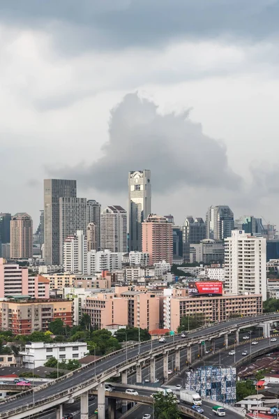 Cityscape com edifício na cidade de Bangkok — Fotografia de Stock