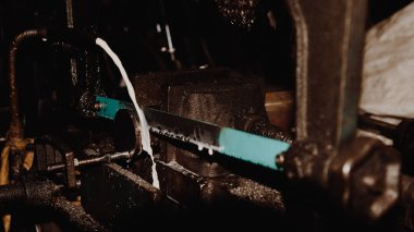 Bir metal kesme için çalışma kesmek Testere makinesi