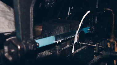 Bir metal kesme için çalışma kesmek Testere makinesi