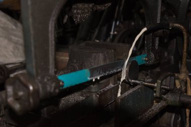 Bir metal kesme için çalışma kesmek Testere makinesi