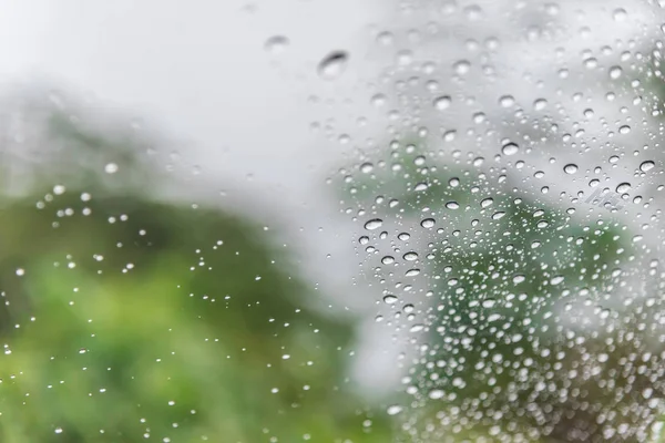 Gotas de água de chuva no pára-brisas do carro — Fotografia de Stock