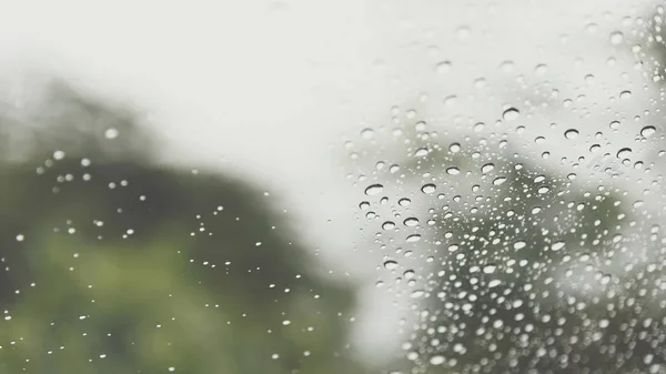 Водяні краплі дощу на вітровому склі автомобіля — стокове фото