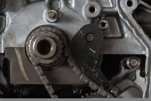 Zdemontowany samochód silnik i koła zębatego w garażu — Zdjęcie stockowe