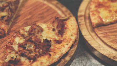 Pizza üzerinde ahşap daire kurulunda görev yapmaktadır.