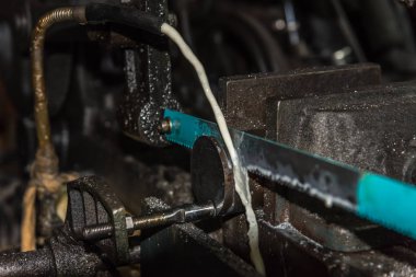 Bir metal kesme için çalışma kesmek Testere makinesi