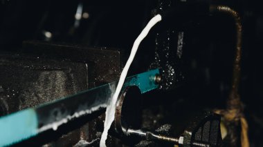 Bir metal kesme için çalışma kesmek Testere makinesi