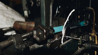 Bir metal kesme için çalışma kesmek Testere makinesi