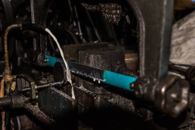 Bir metal kesme için çalışma kesmek Testere makinesi