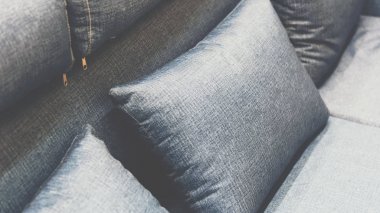 Yatak kahverengi veya bej yatak yastık gri renk