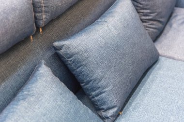 Yatak kahverengi veya bej yatak yastık gri renk