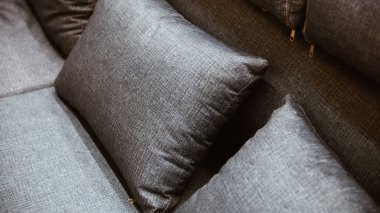 Yatak kahverengi veya bej yatak yastık gri renk