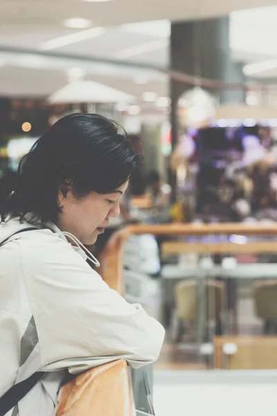 Asiatische Frauen 40er Jahre weiße Haut in Einkaufszentrum — Stockfoto