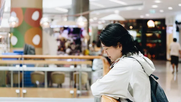 Mulheres asiáticas 40s pele branca no shopping — Fotografia de Stock