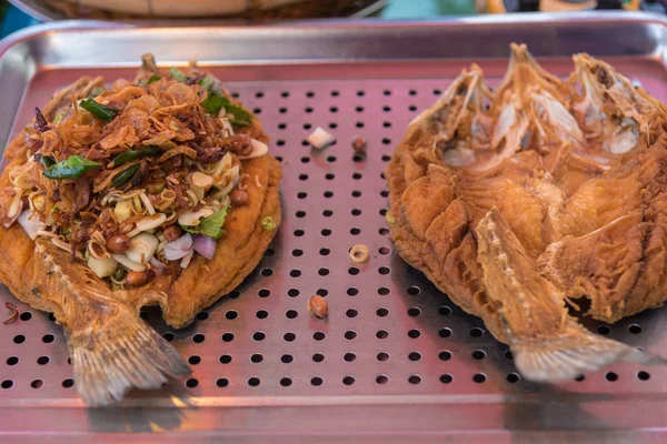 Peixe frito com açafrão e alho no mercado — Fotografia de Stock