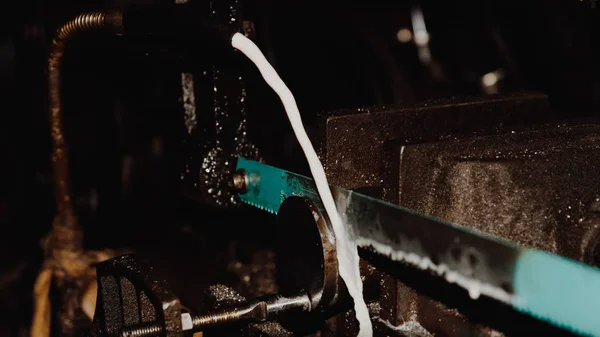 Hacka sågning maskin arbetar för att skära metall — Stockfoto