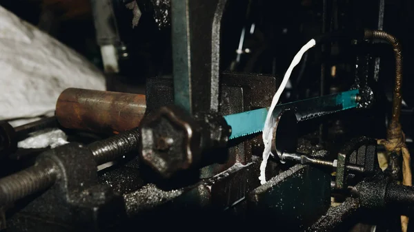 Bir metal kesme için çalışma kesmek Testere makinesi